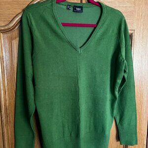 Green V neck jumper size L